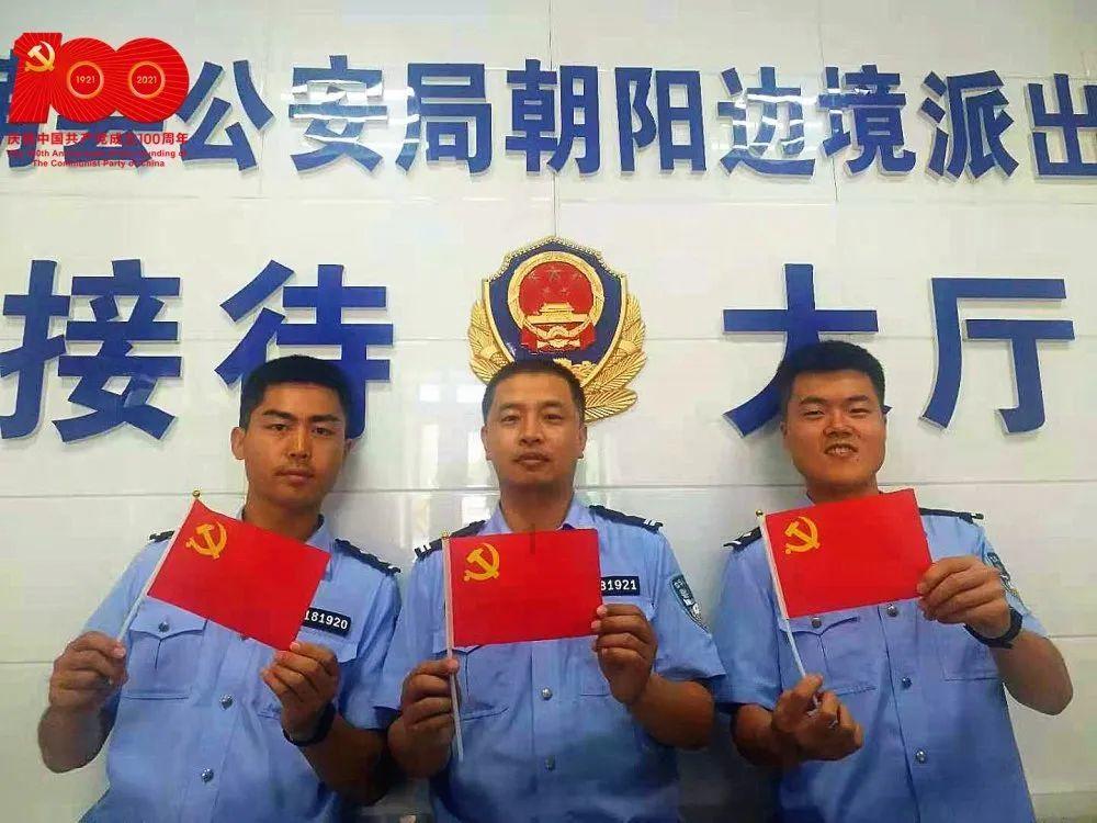 高速服务区内过路旅客遭挟持，他们三人出手救人